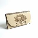 Holz-Umschlag aus hellem Birkensperrholz mit gelaserter Gravur A New Chapter Begins. Der Umschlag liegt dekorativ arrangiert, die natürliche Maserung und feinen Lasercut‑Details sind gut sichtbar. Ideal als Geschenkverpackung für Geld oder Gutscheine zu S